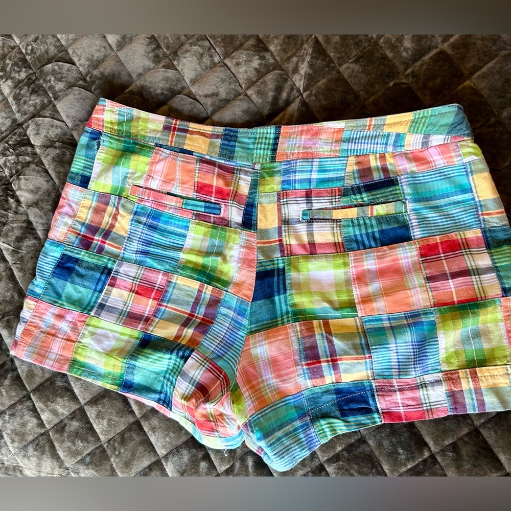 GAP Plaid Cargo Shorts Vibrant Summer Style - Picture 2 of 3